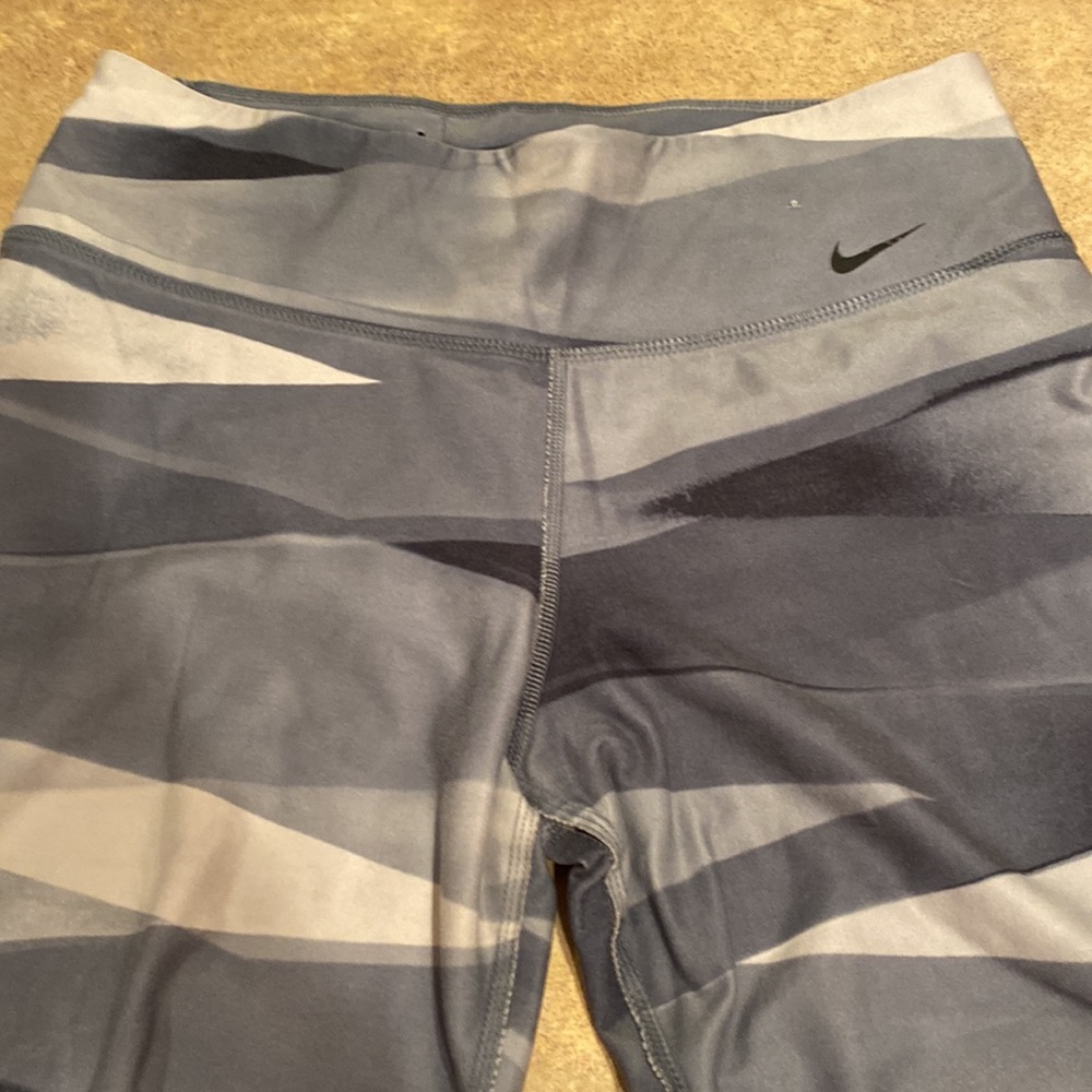 Women’s Nike leggings size medium - Picture 2 of 6